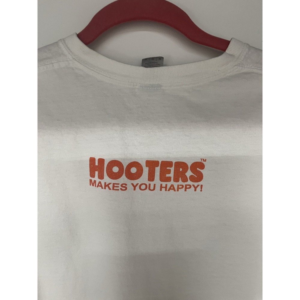 Hooters Virginia Beach VA Graphic T-Shirt White Gildan Medium - Picture 8 of 9